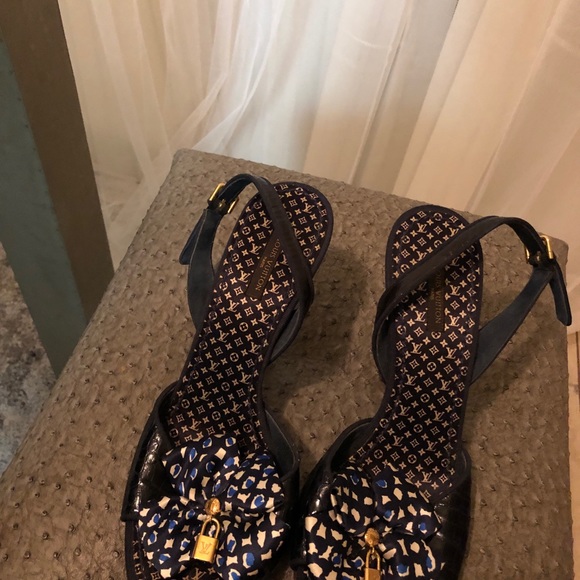 Sold Louis Vuitton Navy Monogram Satin Bow heels - Picture 3 of 8